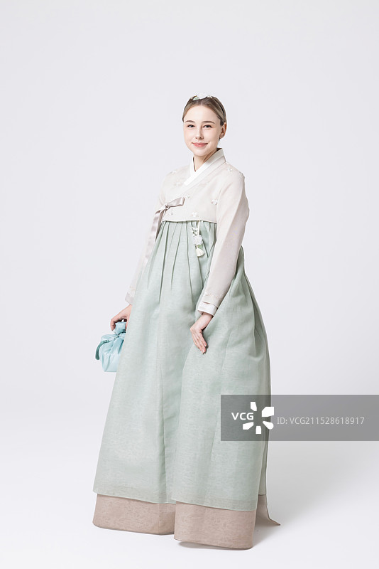 穿着韩服的西方女性手持用韩国风格包装的礼物图片素材