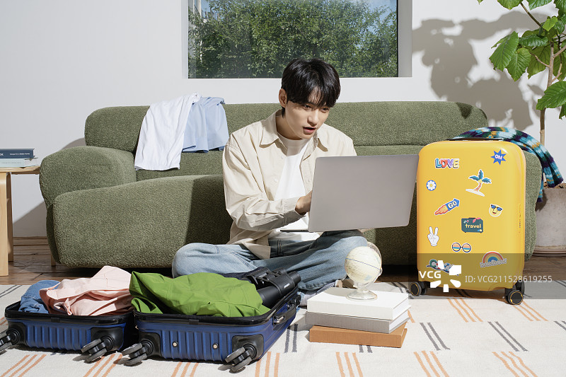 一名20多岁的男子在准备旅行图片素材