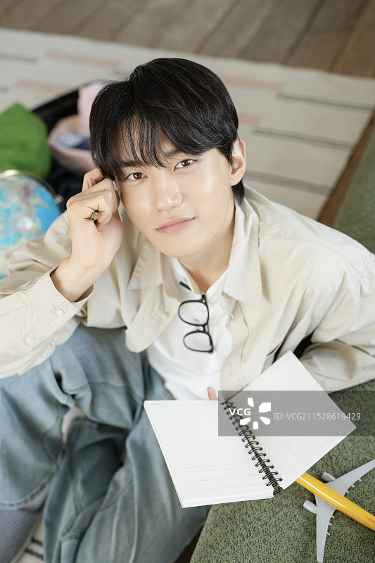 一名20多岁的男子在准备旅行图片素材