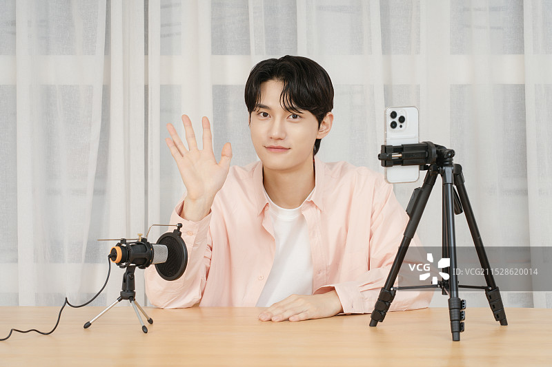 在家通过YouTube直播的创作者图片素材