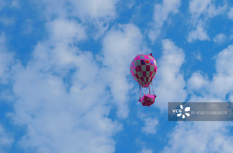 蓝天下的气球图片素材