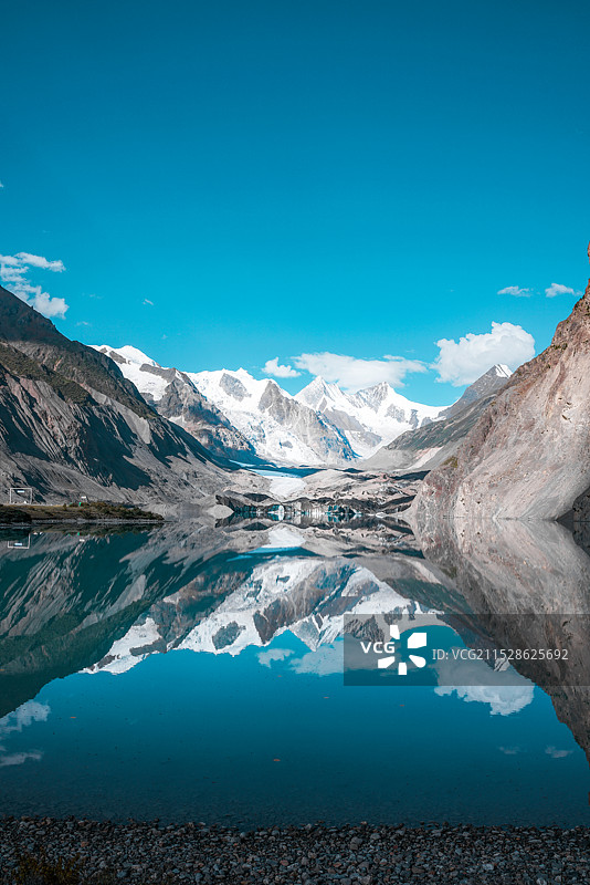 西藏高原祥格拉冰川湖图片素材