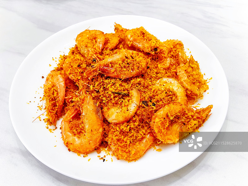 盘子里的避风塘炒虾特写镜头图片素材