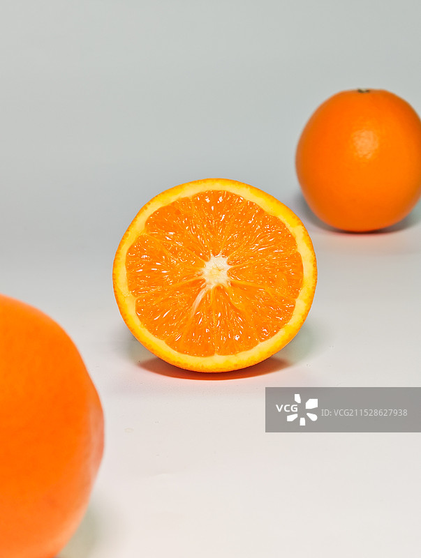 白色背景下橙色水果的特写镜头图片素材