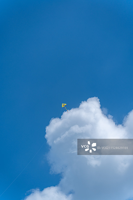 蓝天白云下的风筝图片素材