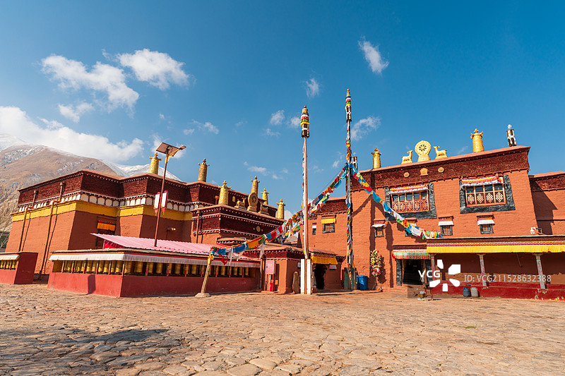 西藏阿里地区普兰县雪山下的科迦寺图片素材