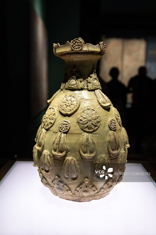 山西博物院展出文物黄釉莲花尊北齐·河清元年(562年)山西省寿阳县贾家庄村库狄迴洛墓出土图片素材