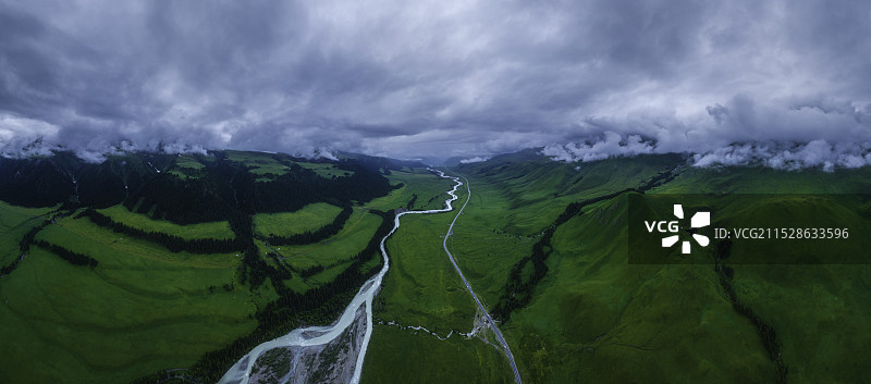 雨中的百里画廊——唐布拉草原全景图片素材