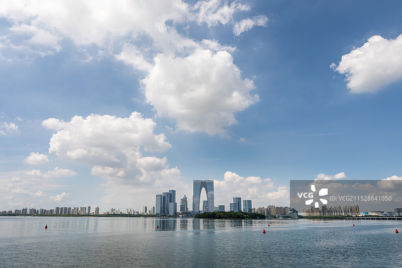 城市天际线与云朵的完美融合图片素材