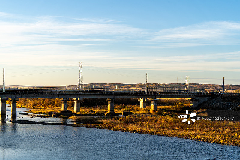 黑龙江省黑河市孙吴县的大桥与落日图片素材