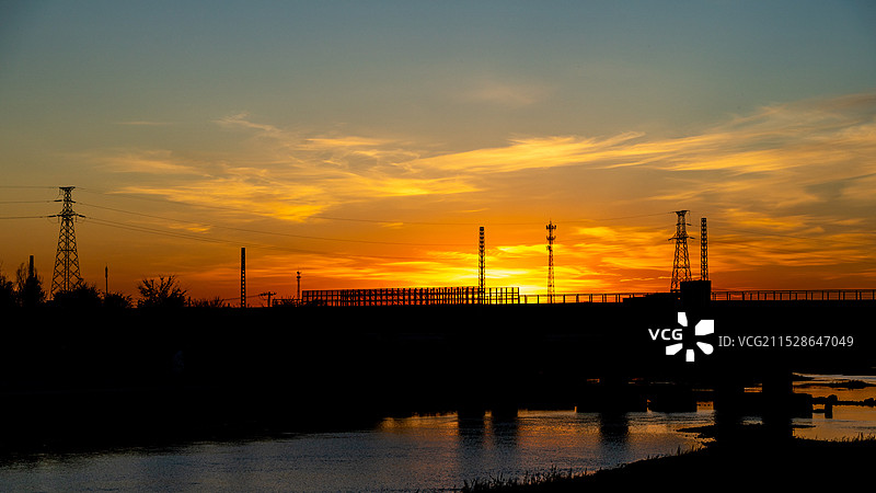 黑龙江省黑河市孙吴县的大桥与落日图片素材