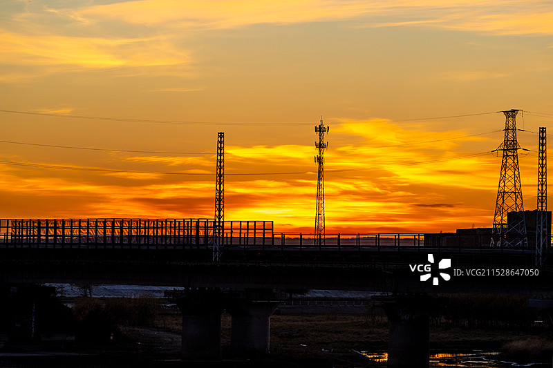黑龙江省黑河市孙吴县的大桥与落日图片素材