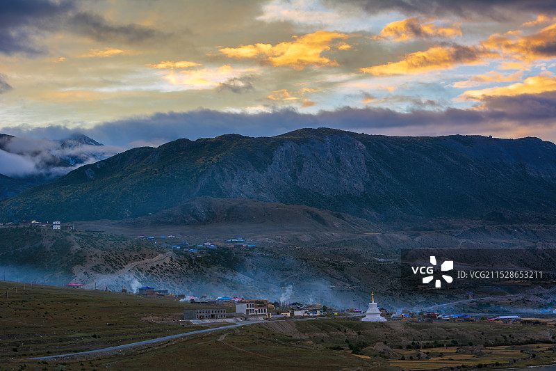 然乌湖湖边的村庄图片素材