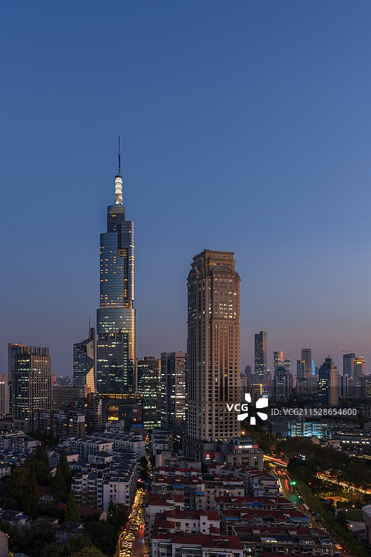 蓝调下的南京紫峰大厦与城市名人酒店图片素材