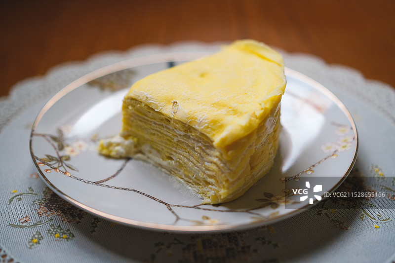 桌上盘子里榴莲千层蛋糕的特写镜头图片素材