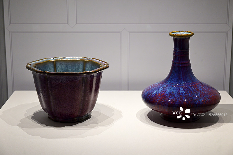 玫瑰紫釉葵花式花盆、河南钧窑、北宋；窑变釉弦纹瓶、景德镇御窑、清雍正；瓷，故宫博物院藏图片素材