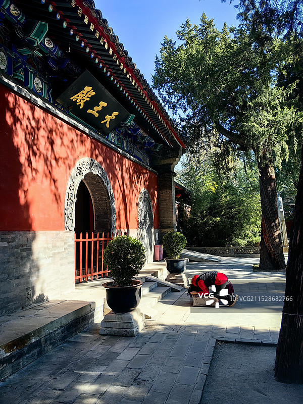 天王殿前跪拜｜北京法源寺图片素材