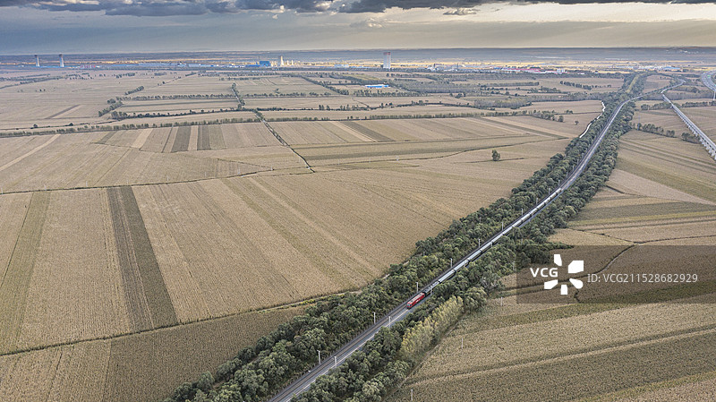 合肥-齐齐哈尔T243次行驶在京哈线陶赖昭-团山区间图片素材