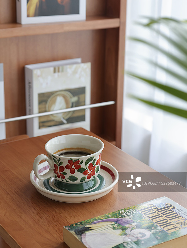 书房里的一个咖啡杯图片素材