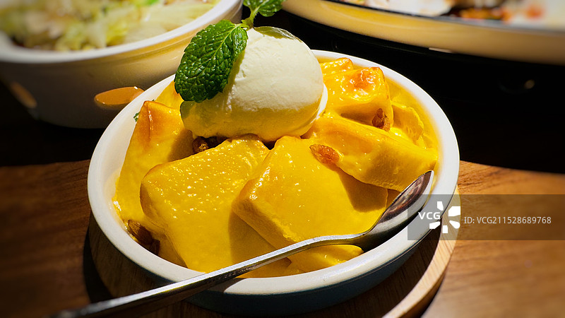 静物桌子上的甜品冰激淋布丁面包图片素材