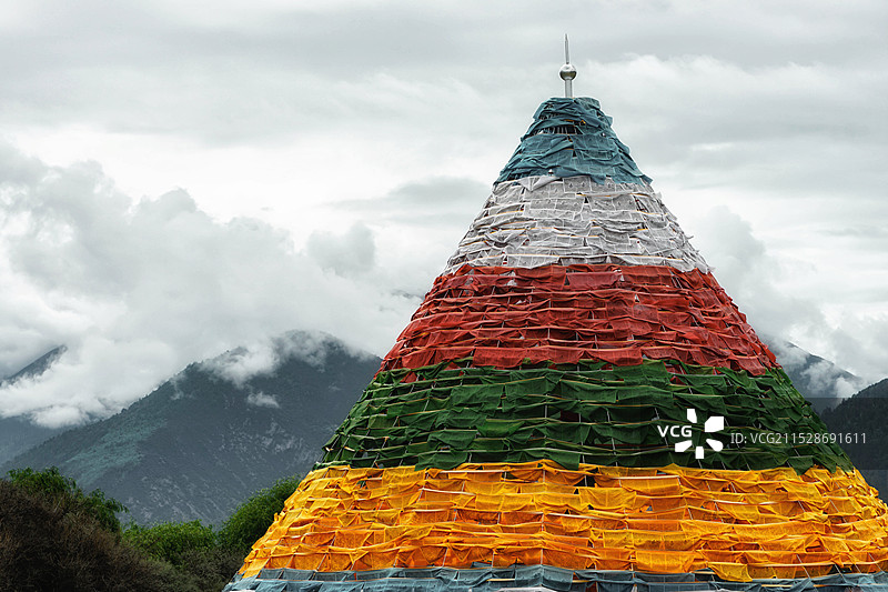 金字塔形五彩经幡图片素材