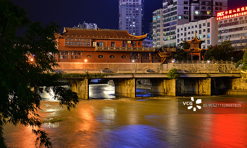 城市河面上的百子桥，贵州黔南，都匀市地标古建筑图片素材