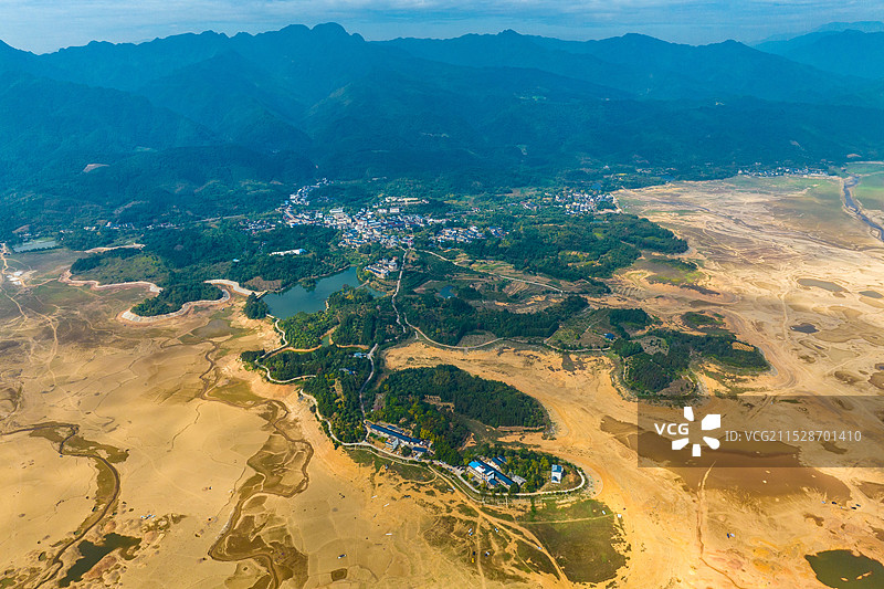 中国广西桂林灵川干涸青狮潭水库呈现抽象画卷神奇景观图片素材