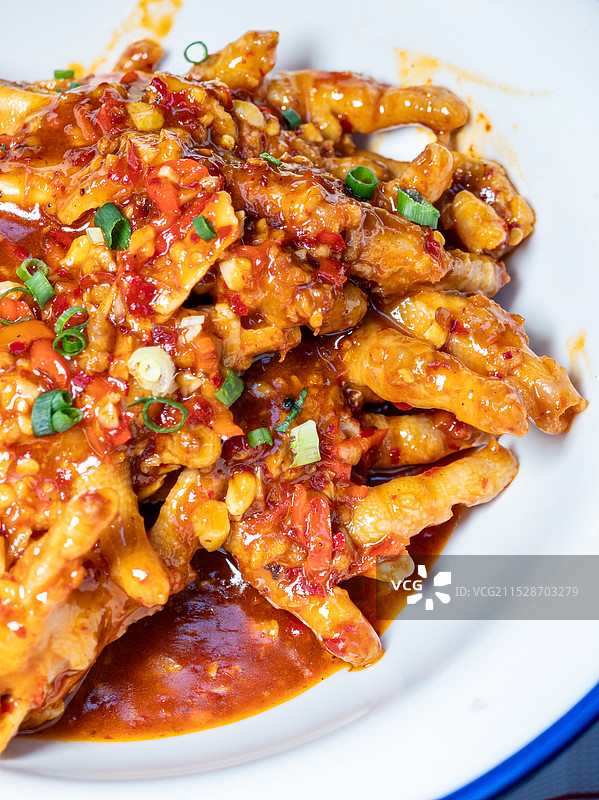 餐盘里的香辣鸡爪图片素材