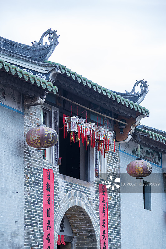 传统中式村落门楼上挂满的红色灯笼图片素材