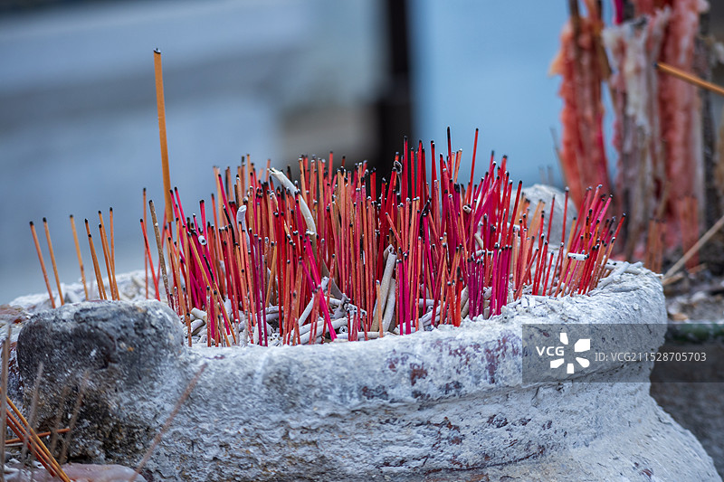 香炉上插满了燃烧殆尽的香烛底部图片素材