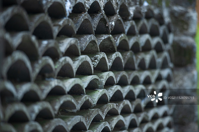 用瓦片堆砌成的围墙窗户图片素材