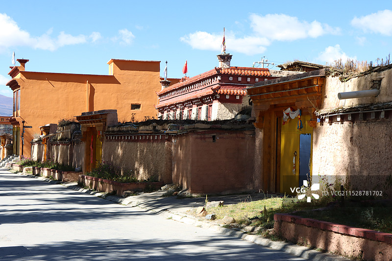 甘孜理塘县勒通古镇-千户藏寨景区图片素材
