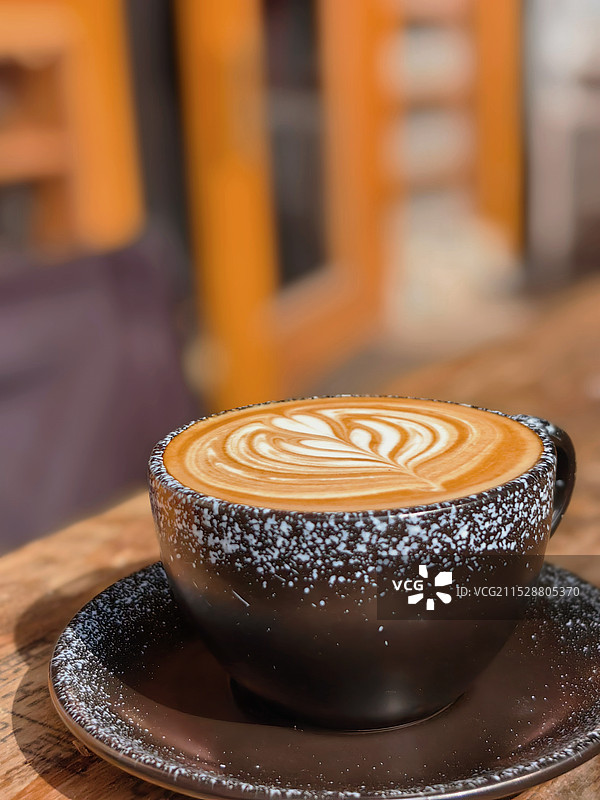 桌上卡布奇诺的高角度视图图片素材