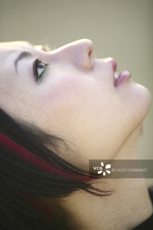 女人仰望天空图片素材