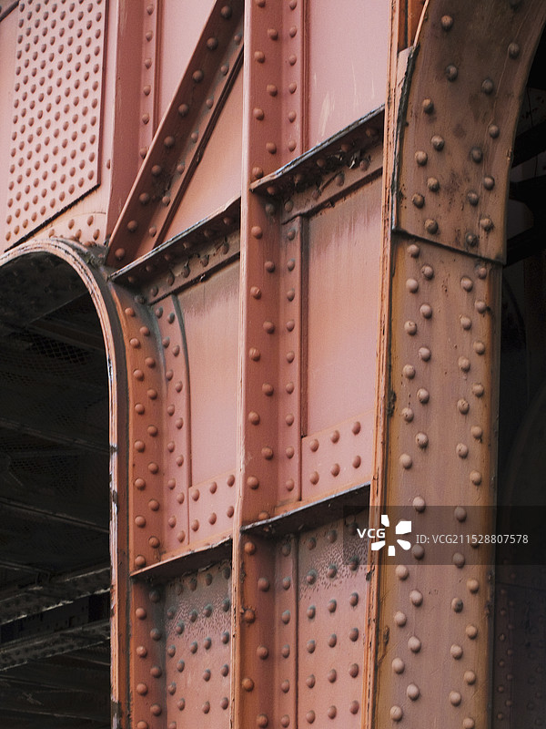 旧铁路桥的钢铁框架图片素材