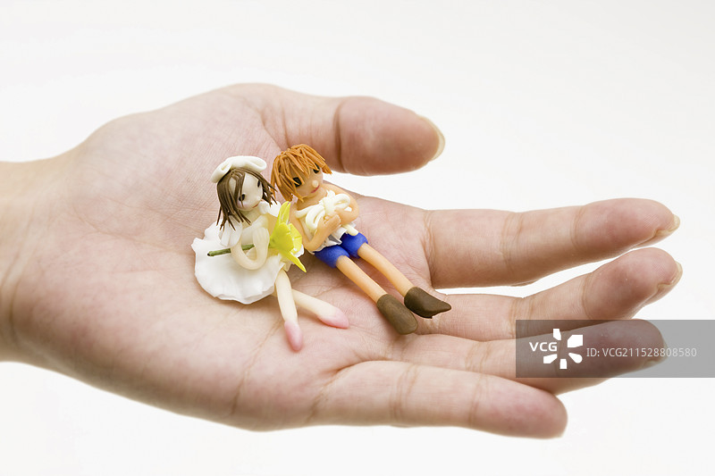 手和玩偶图片素材