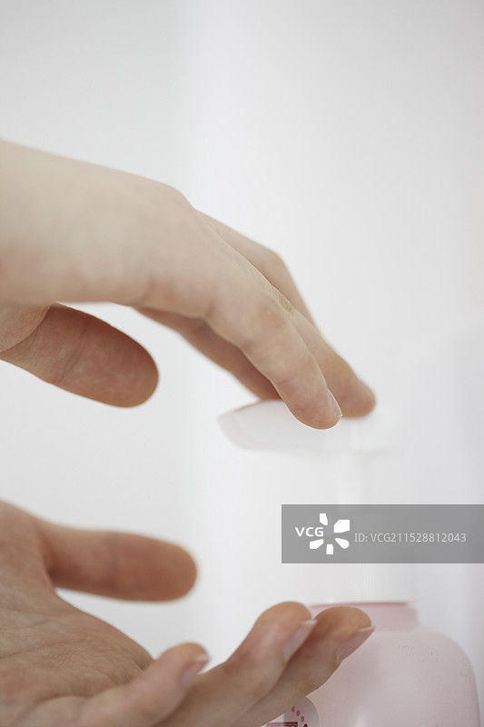 消毒双手图片素材