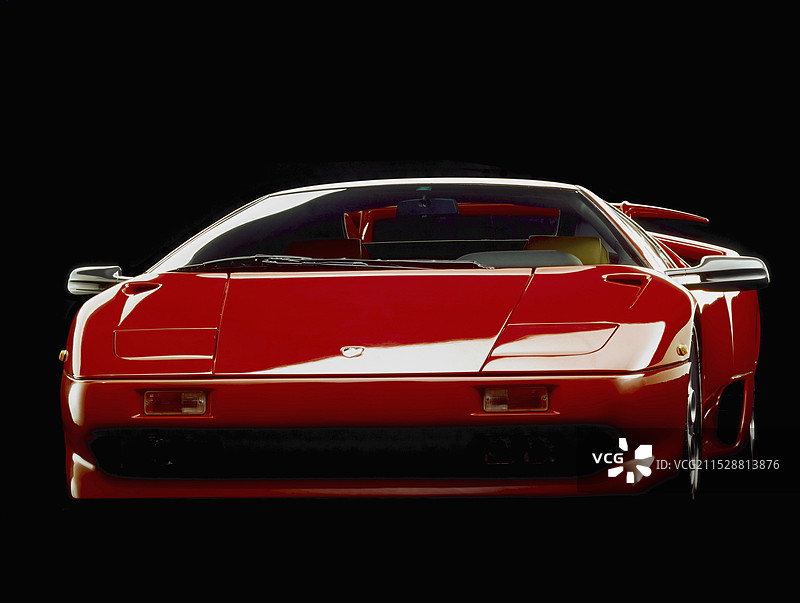 红色超级跑车的正面视图，背景为黑色图片素材