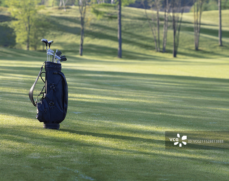 高尔夫球包在斜光下的发廊中图片素材