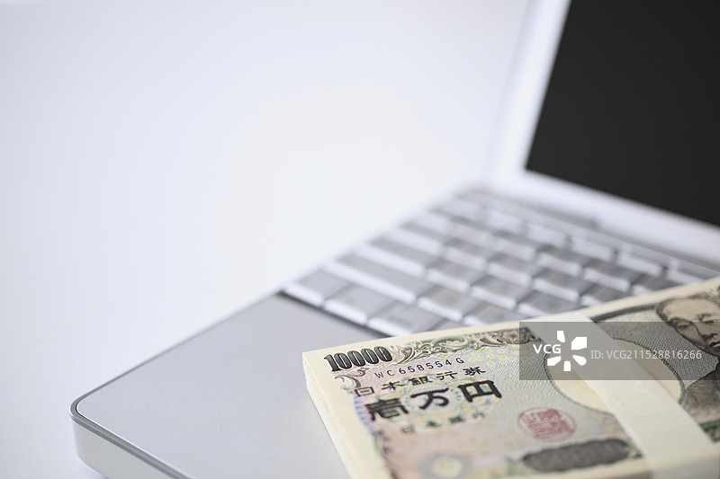 电脑和一百万日元图片素材