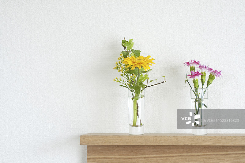 装饰性架子上的花卉图片素材