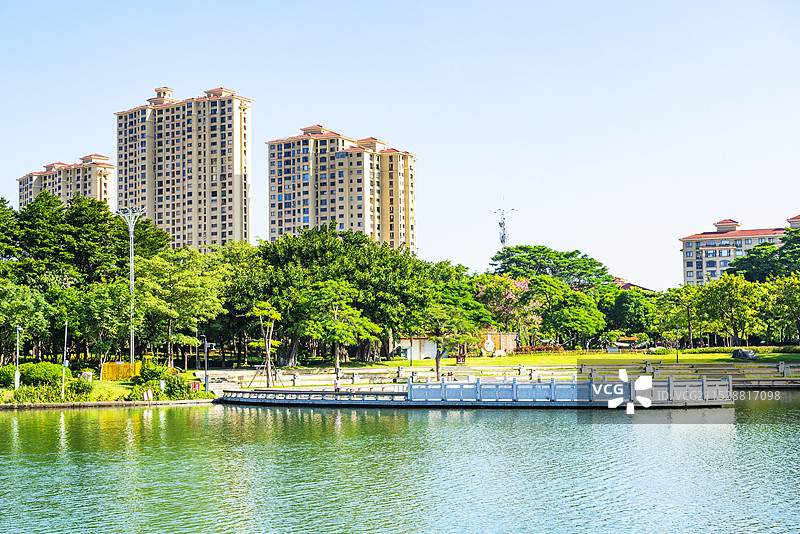 湖边的高档住宅楼  泉州 泉州旅游 泉州安平桥 公寓楼 居住区图片素材