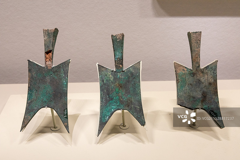 山西博物院展出文物耸肩尖足空首布 春秋(公元前770-前476年)山西省寿阳县上湖村出土图片素材