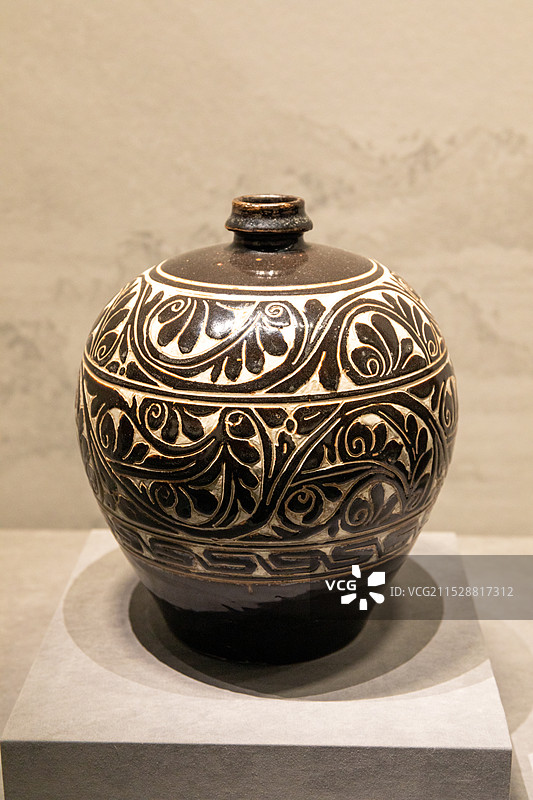 山西博物院展出文物黑釉剔花卷叶纹瓶 元(1271-1368年)山西省孝义市兑镇中学出土图片素材