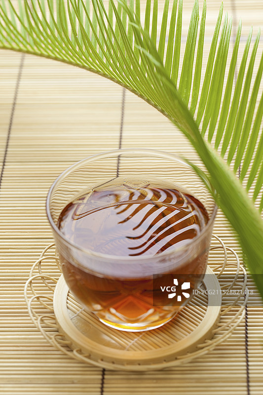 玻璃器皿中的大麦茶与苏提芽图片素材