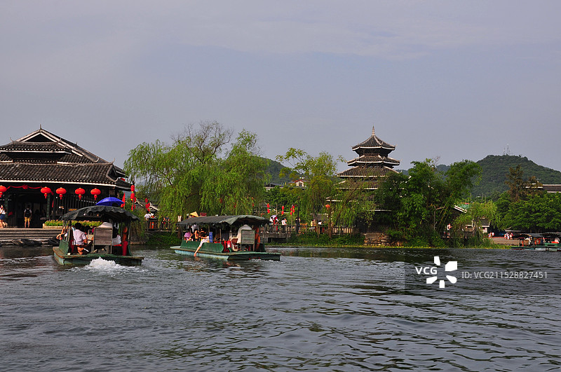 桂林世外桃源河水悠悠游船两岸风光优美图片素材