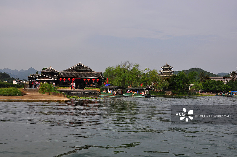 桂林世外桃源河水悠悠游船两岸风光优美图片素材