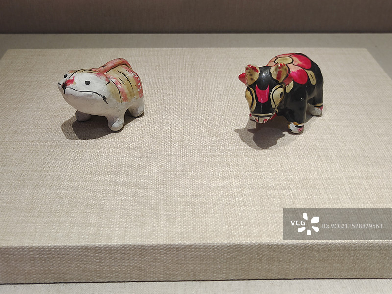 民国白泥彩绘鼠形玩具 展品白泥黑地彩绘牛形玩具 展品非遗泥塑彩绘展品北京民俗博物馆展品图片素材