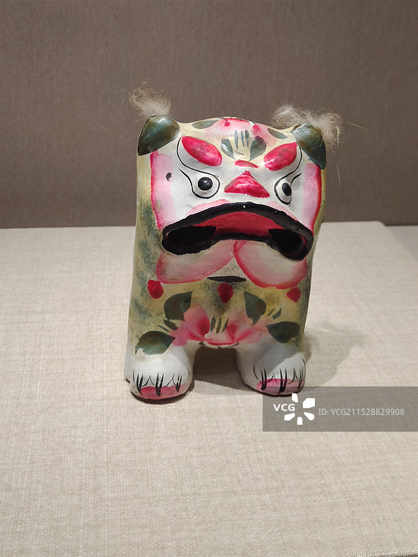 白泥彩绘大叫虎 展品非遗泥塑彩绘展品北京民俗博物馆展品图片素材