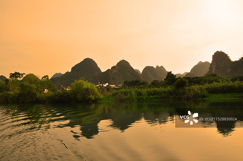 桂林世外桃源景区两岸喀斯特地貌黄昏河水倒影图片素材